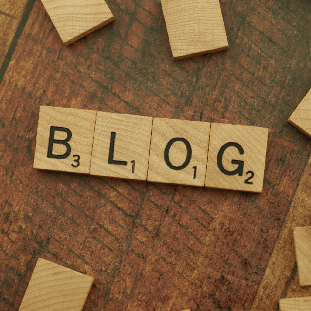 Houten blokken spellen het woord 'BLOG'.